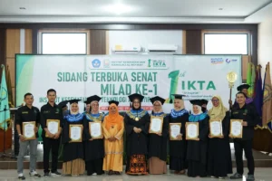 Sidang Terbuka Senat pertama dalam perayaan Milad Ke-1 IKTA: Rektor memberikan penghargaan kepada Dosen dan Karyawan.