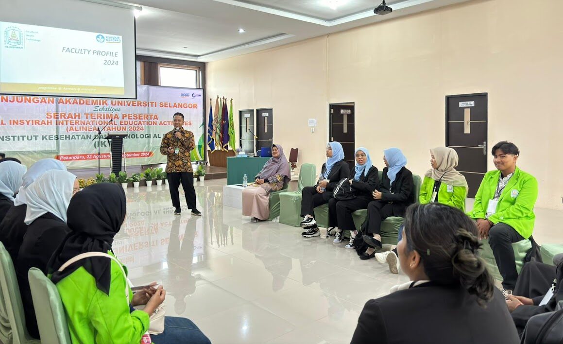 Sambutan dari Dekan Fakultas Teknologi Kesehatan di depan peserta (ALINEA) 2024: Mempererat Kerja Sama Internasional dan Membangun Memori Baru